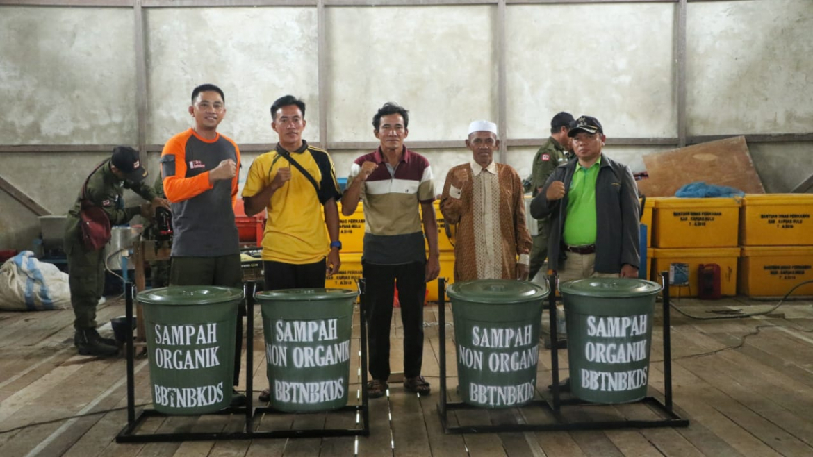 Dukung Aksi Peduli Sampah Nasional Balai Besar TaNa Bentarum Serahkan Bantuan Tong Sampah untuk Desa Proklim
