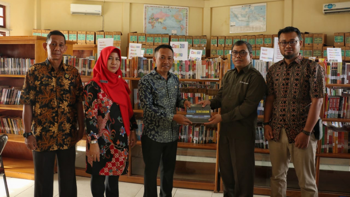 Penyerahan Buku Karya Pegawai Balai Besar TaNa Bentarum ke Perpustakaan Daerah Kab. Kapuas Hulu